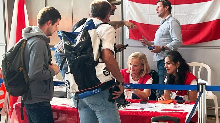 Das Krisenteam des Außenministeriums am Flughafen Ben Gurion in Tel Aviv