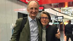 Nach bangen Tagen in Israel konnte Tierarzt Anton Pacher-Theinburg Dienstagnacht seine Ehefrau am Wiener Flughafen wieder in seine Arme schließen. (Bild: zVg)