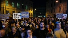 Mehrere Teilnehmer bei der Gedenkfeier am Wiener Ballhausplatz (Bild: APA/EVA MANHART)