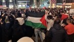 Trotz des Verbots versammelten sich Hunderte Aktivisten bei einer pro-palästinensischen Kundgebung am Stephansplatz. (Bild: Alexander Bischofberger-Mahr)