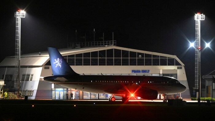 Das tschechische Regierungsflugzeug hat 34 Menschen mitgenommen, nachdem es einen Zwischenstopp ...