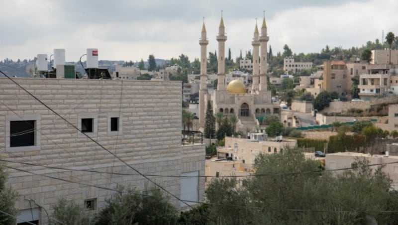 Eine Moschee in der Nähe einer aus dem Gazastreifen eingeschlagenen Rakete im Dorf Abu Gush am Stadtrand von Jerusalem. (Bild: AFP)