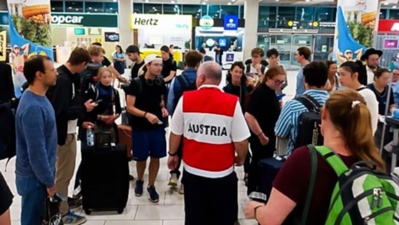 Ankunft in Larnaka kurz vor 21 Uhr am Mittwoch. Ein Krisenteam hielt sich bereit. (Bild: zVg)