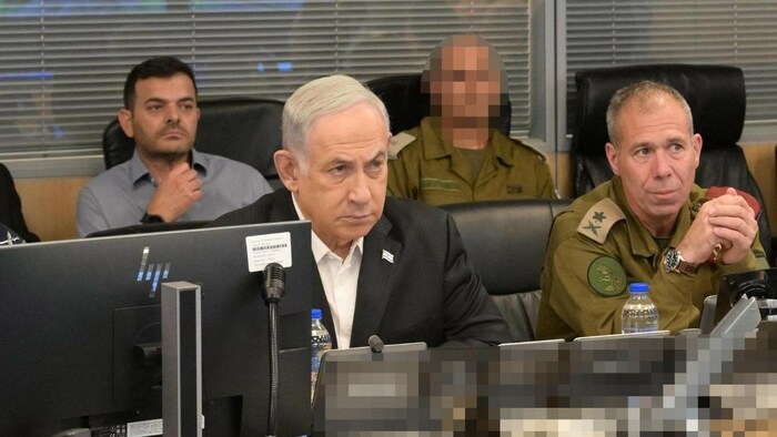 Netanyahu beim Besuch des Kontrollzentrums der israelischen Luftwaffe in Tel Aviv, von wo aus ...