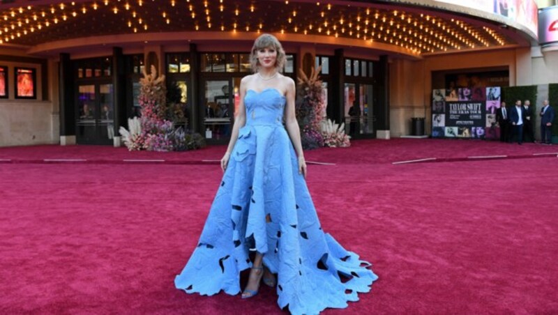 Taylor Swift kam im 12.000-Dollar-Kleid zur Premiere ihres Konzertfilms. (Bild: APA/AFP/VALERIE MACON)