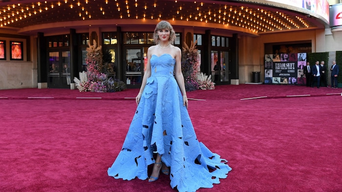 Taylor Swift kam im 12.000-Dollar-Kleid zur Premiere ihres Konzertfilms.