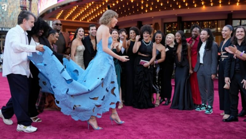 Taylor Swift brauchte bei der ausladenden Robe ein wenig Hilfe. (Bild: APA/Chris Pizzello/Invision/AP)