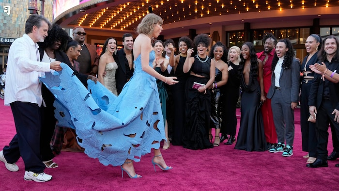 Taylor Swift brauchte bei der ausladenden Robe ein wenig Hilfe.