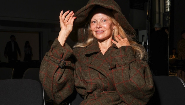 Pamela Anderson zeigte sich auf der Fashion Week in Paris ungeschminkt - und bekommt dafür viel Lob von Promi-Kolleginnen. (Bild: APA/Vianney Le Caer/Invision/AP)