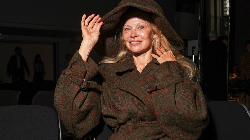 Pamela Anderson setzt immer wieder auf natürliche No-Make-up-Looks. (Bild: APA/Vianney Le Caer/Invision/AP)