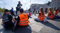 Die Klimaaktivisten sorgen für viel Ärger bei Autofahrern, der Staatsschutz sieht die Klebe-Proteste aber gelassen. (Bild: APA/Georg Hochmuth)