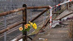 Blumen an der Unglücksstelle (Bild: AP)