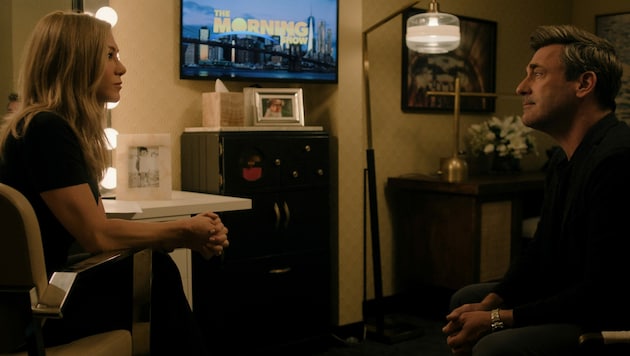 Jennifer Aniston trifft in „The Morning Show“ Jon Hamm zum Interview. Und dann wird es ziemlich heiß ... (Bild: Apple TV+)