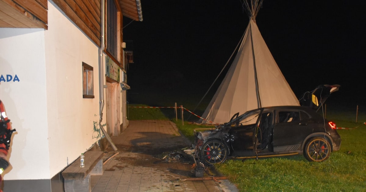 Auto Fing Feuer - L17-Lenker Kracht Mit Mamas Mercedes In Hauswand ...