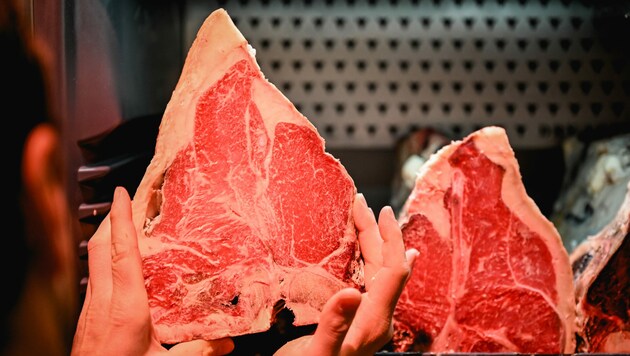 Bei der Zubereitung von Steaks sind auch die Männer in der Küche oder am Griller Feuer und ...