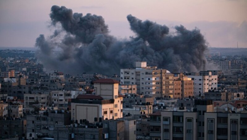 Israelische Kampfjets fliegen seit dem Wochenende immer wieder Luftangriffe gegen Ziele in Gaza-Stadt. (Bild: ASSOCIATED PRESS)