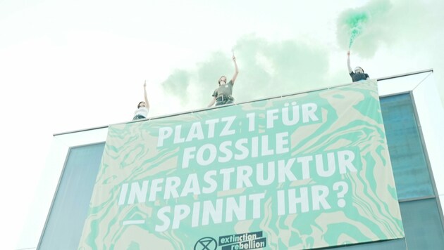 Die Aktivisten protestierten auf dem Dach des Festspielhauses Bregenz. (Bild: Extinction Rebellion)