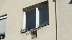 Aus diesem Fenster stürzte der Bub in die Tiefe. (Bild: Reinhard Holl)