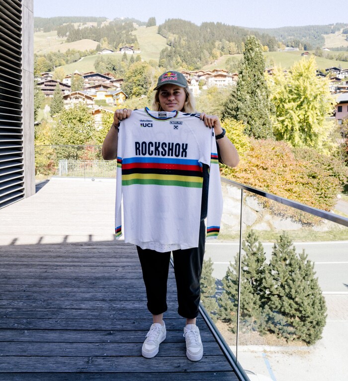 Valentina Höll mit dem Weltmeister-Trikot.