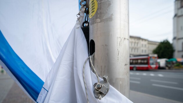 Der Fahnenmast und die aus der Verankerung gerissene Befestigung (Bild: Stadt Salzburg/A. Killer)