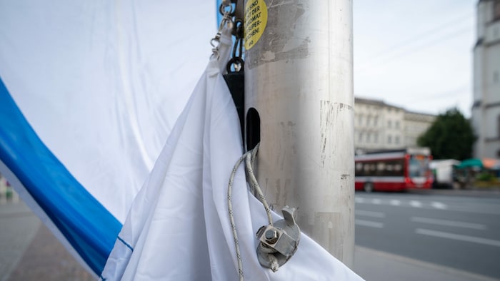 Der Fahnenmast und die aus der Verankerung gerissene Befestigung