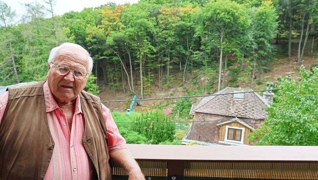 Hans Komarek (81) beobachtet die Fällungen von seinem Balkon aus. (Bild: Zwefo)