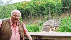 Hans Komarek (81) beobachtet die Fällungen von seinem Balkon aus. (Bild: Zwefo)