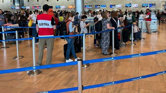 Das Krisenteam des Außenministeriums am Flughafen Ben Gurion in Tel Aviv