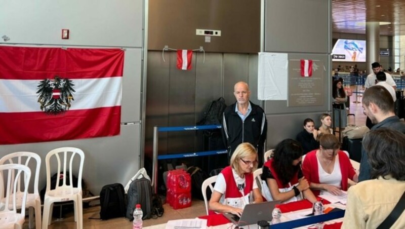 Ein Krisenteam betreut Österreicher am Flughafen in Tel Aviv. (Bild: BMEIA)