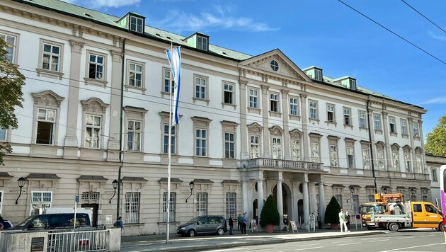 Seit Donnerstag weht die Israel-Fahne wieder vor dem Schloss Mirabell. (Bild: Markus Tschepp)