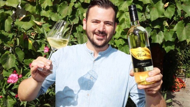 Die Philosophie des Weinguts Wind aus St. Margarethen wird höchsten Ansprüchen gerecht. Die Flasche mit dem Gewürztraminer, die Kellermeister Werner Wind in der Hand hält, ist im großen Finale der Kategorie „Spätlese“. (Bild: Judt Reinhard)