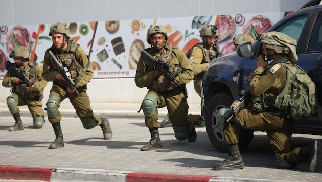 Es scheint nur noch eine Frage der Zeit, dass Israel auch Bodentruppen in den Gazastreifen schickt. (Bild: AFP/Oren ZIV)