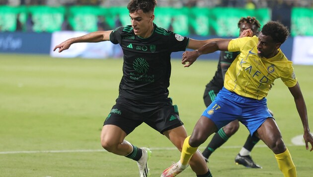 Gabri Veiga, hier links im Dress von Al-Ahil, im Duell mit Abdullah al-Khaibari von Al-Nassr. Im ...