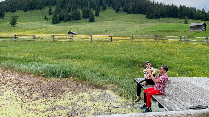 Franz Posch mit Sohn Severin auf der Walder Alm. Mit seinen drei Kinder verbringt er sehr gerne ...