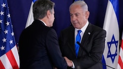 Der US-Außenminister (li.) versichert dem israelischen Regierungschef nach der Hamas-Terrorwelle die volle Unterstützung der USA. (Bild: ASSOCIATED PRESS)