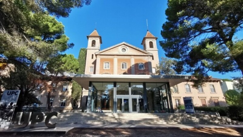 In der Kirche auf dem Gelände der Polytechnischen Uni in Barcelona wurde ein Supercomputer aufgebaut, den die Oberösterreich-Delegation bestaunte. (Bild: Barbara Kneidinger)