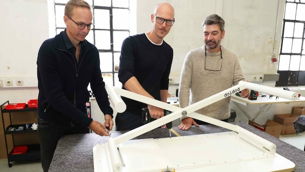 Marcus Ihlenfeld, John Brady und Christian Bezdeka stellen nun Kindertische her. 
