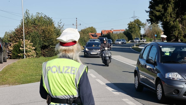 Die Polizei musst die Durchfahrtssperren kontrollieren (Bild: Tschepp Markus)