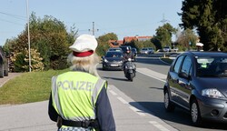 Die Polizei musst die Durchfahrtssperren kontrollieren (Bild: Tschepp Markus)