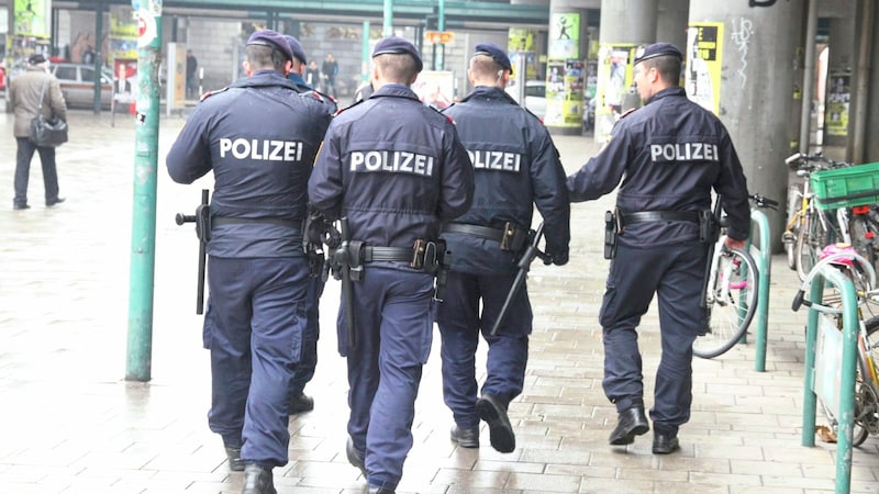 Die Polizei soll jetzt an öffentlichen Orten verstärkt werden. (Bild: Andi Schiel)