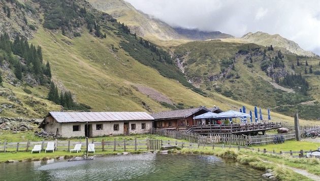Vor der Aglsbodenalm befindet sich ein kleiner Fischteich. (Bild: Peter Freiberger)