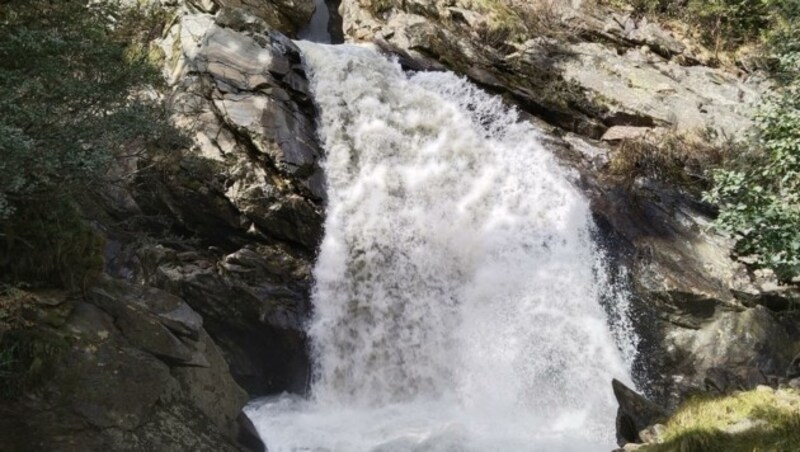 Einer von mehreren Wasserfällen, an denen wir bei dieser Wanderung vorbeikommen. (Bild: Peter Freiberger)
