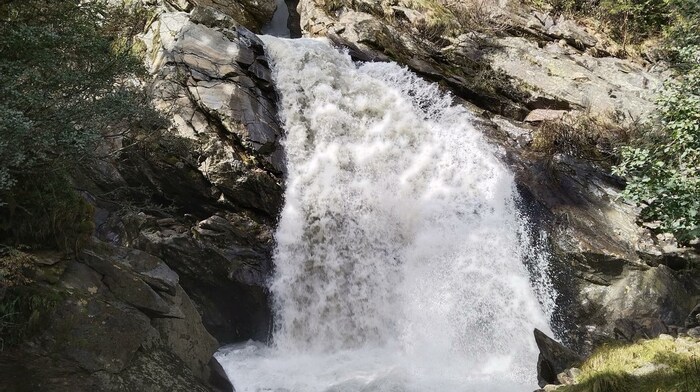 Einer von mehreren Wasserfällen, an denen wir bei dieser Wanderung vorbeikommen.