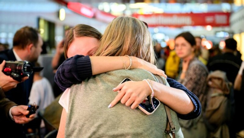 305 Österreicherinnen und Österreicher wurden aus dem Krisengebiet in Sicherheit gebracht. (Bild: APA/MAX SLOVENCIK)