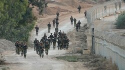 Israelische Soldaten patrouillieren in der Nähe des Kibbutz Be‘eri.(Archivbild) (Bild: The Associated Press)