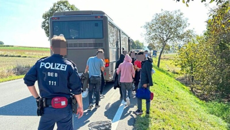 Nach dem Aufgriff wurden diese Migranten mit einem Bus des Bundesheeres zur Registrierung gebracht. (Bild: Christian Schulter, Krone KREATIV)