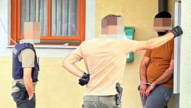 Die burgenländische Polizei nimmt jeden Tag im Schnitt vier bis fünf Schlepper fest. Einigen gelingt die Flucht. (Bild: Christian Schulter, Krone KREATIV)