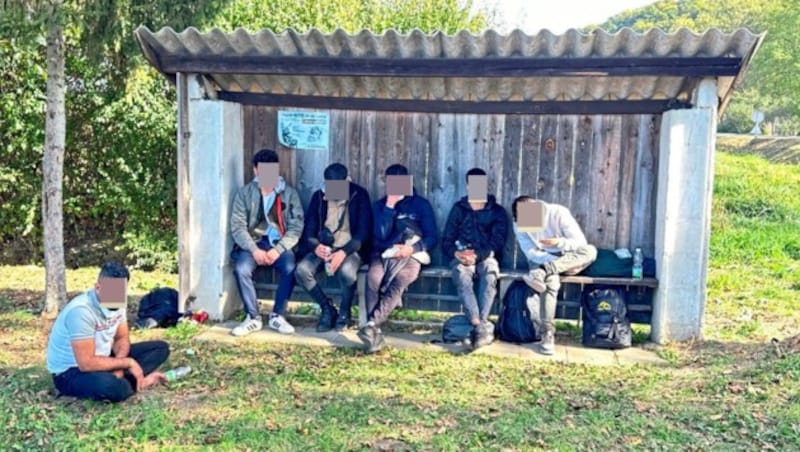 Migranten, die auf einen Abholdienst warten - ein gewohntes Bild in den grenznahen Orten im Burgenland. (Bild: Christian Schulter, Krone KREATIV)