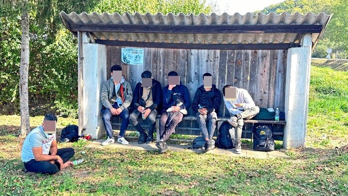 Migranten, die auf einen Abholdienst warten - ein gewohntes Bild in den grenznahen Orten im ...