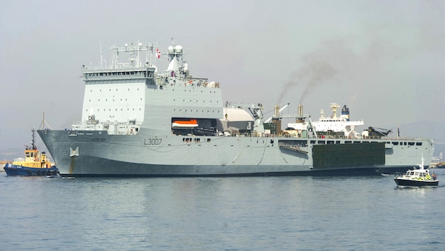 Neben Hubschraubern, einem Aufklärungsflugzeug und Soldaten wird auch das Unterstützungsschiff RFA Lyme Bay (Archivbild) ins östliche Mittelmeer verlegt. (Bild: AFP)